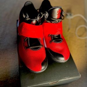 Basketball shoes ( Kylie flytrap)